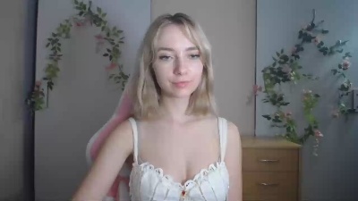 LuciaAdorable live cam on Cam4