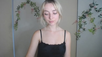 LuciaAdorable live cam on Cam4