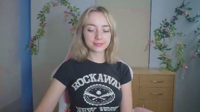 LuciaAdorable live cam on Cam4