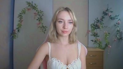 LuciaAdorable live cam on Cam4