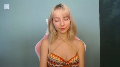 LuciaAdorable live cam on Cam4