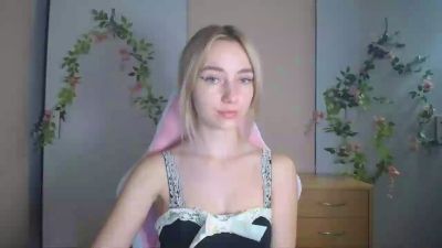 LuciaAdorable live cam on Cam4