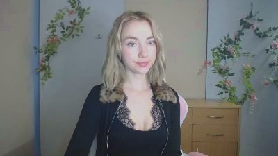 LuciaAdorable live cam on Cam4