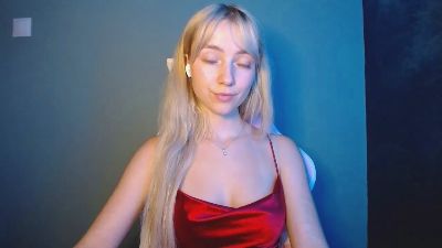 LuciaAdorable live cam on Cam4