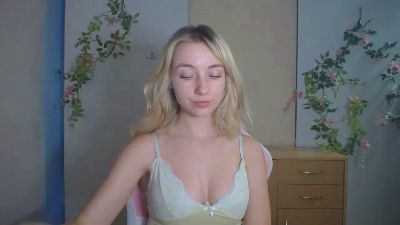 LuciaAdorable live cam on Cam4