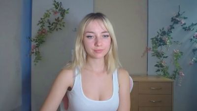 LuciaAdorable live cam on Cam4