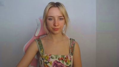 LuciaAdorable live cam on Cam4