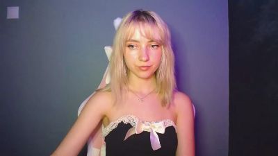 LuciaAdorable live cam on Cam4