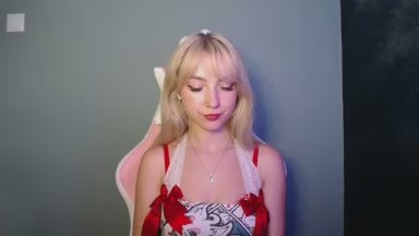 LuciaAdorable live cam on Cam4