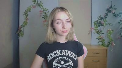 LuciaAdorable live cam on Cam4