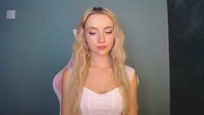 LuciaAdorable live cam on Cam4