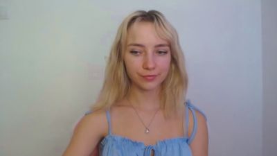LuciaAdorable live cam on Cam4