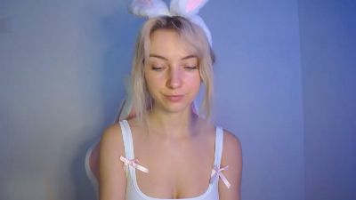 LuciaAdorable live cam on Cam4