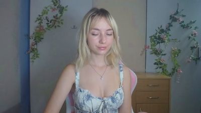 LuciaAdorable live cam on Cam4