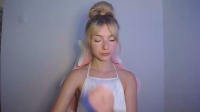 LuciaAdorable live cam on Cam4