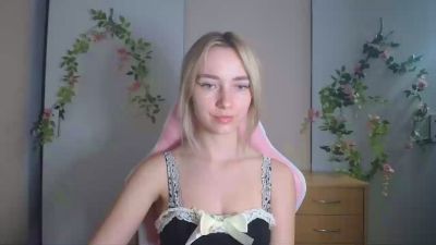 LuciaAdorable live cam on Cam4