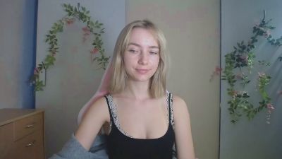 LuciaAdorable live cam on Cam4