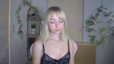 LuciaAdorable live cam on Cam4