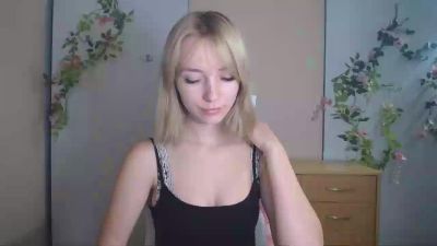 LuciaAdorable live cam on Cam4
