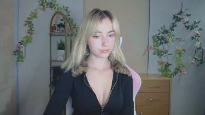 LuciaAdorable live cam on Cam4