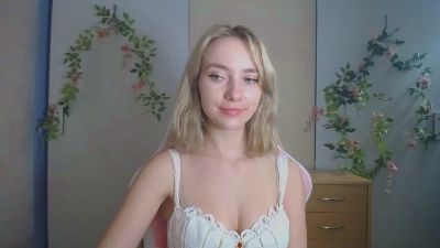 LuciaAdorable live cam on Cam4