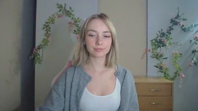 LuciaAdorable live cam on Cam4