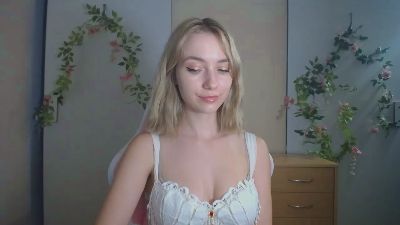 LuciaAdorable live cam on Cam4