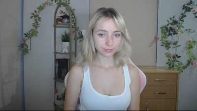 LuciaAdorable live cam on Cam4
