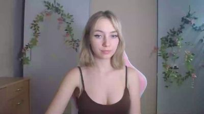 LuciaAdorable live cam on Cam4