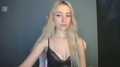 LuciaAdorable live cam on Cam4