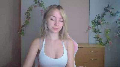 LuciaAdorable live cam on Cam4