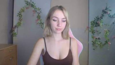LuciaAdorable live cam on Cam4