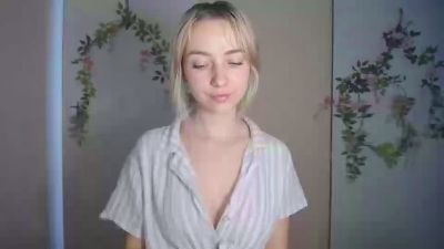 LuciaAdorable live cam on Cam4