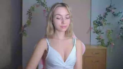 LuciaAdorable live cam on Cam4