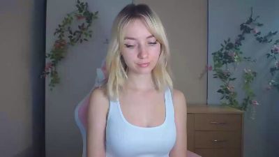 LuciaAdorable live cam on Cam4