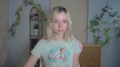 LuciaAdorable live cam on Cam4