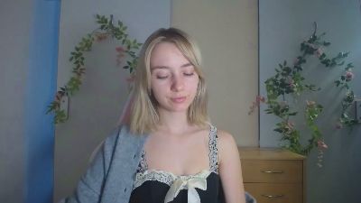 LuciaAdorable live cam on Cam4