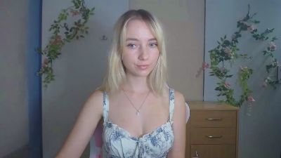 LuciaAdorable live cam on Cam4