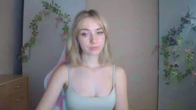 LuciaAdorable live cam on Cam4