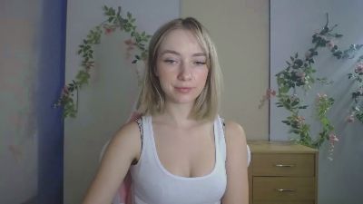 LuciaAdorable live cam on Cam4