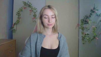 LuciaAdorable live cam on Cam4
