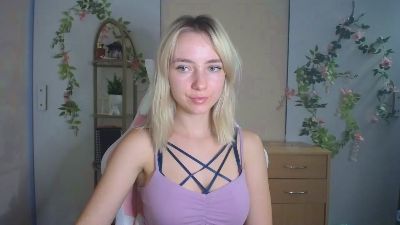 LuciaAdorable live cam on Cam4