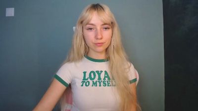 LuciaAdorable live cam on Cam4
