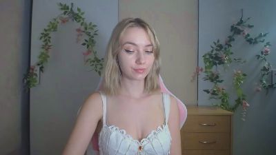 LuciaAdorable live cam on Cam4