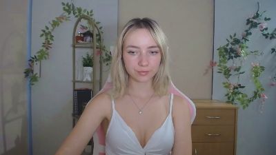 LuciaAdorable live cam on Cam4