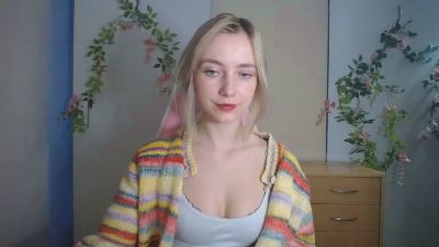 LuciaAdorable live cam on Cam4