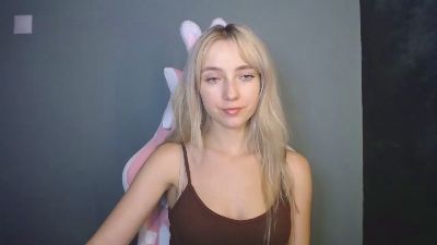 LuciaAdorable live cam on Cam4