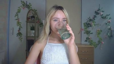 LuciaAdorable live cam on Cam4