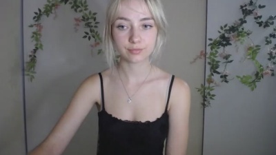 LuciaAdorable live cam on Cam4