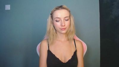 LuciaAdorable live cam on Cam4